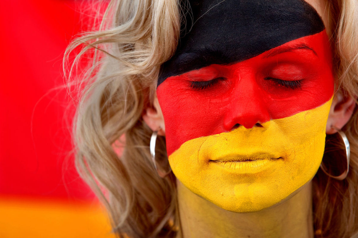 Frau mit Deutschland-Flagge