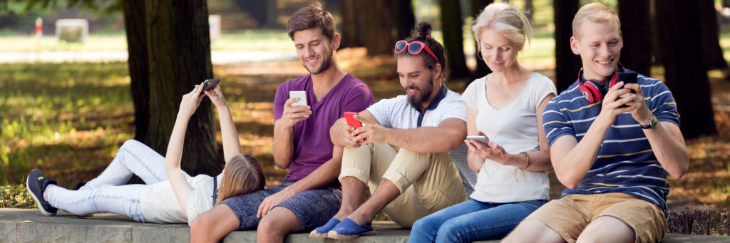 Junge Leute mit Smartphones