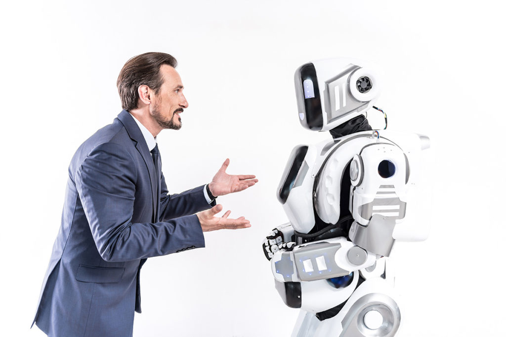 Mann spricht mit Roboter