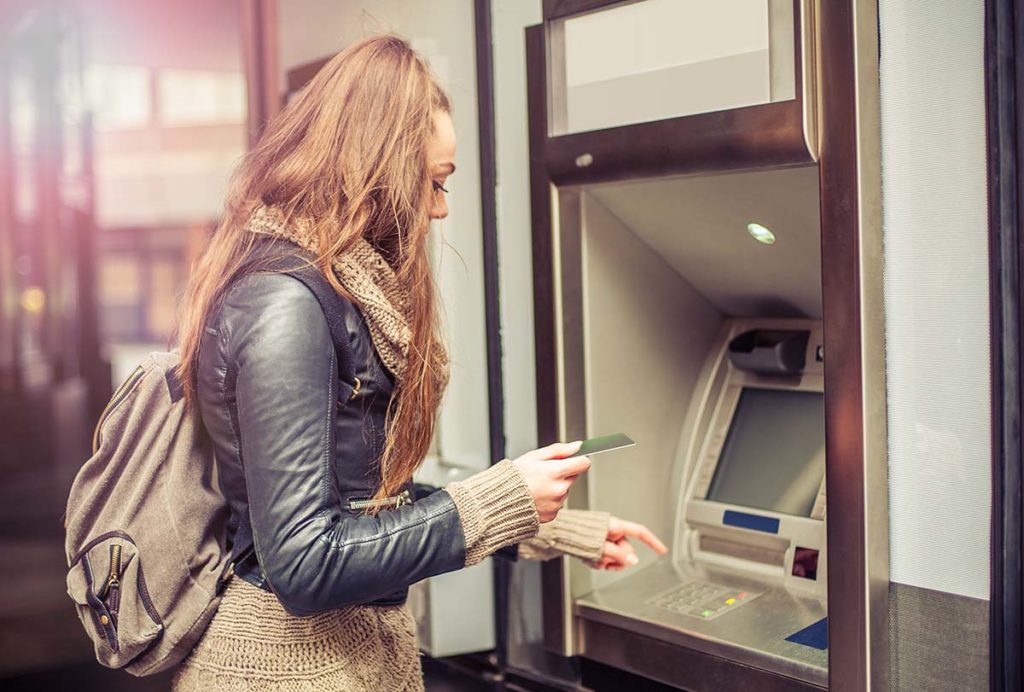 Frau am Geldautomat