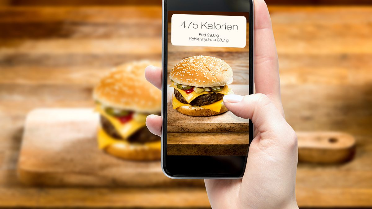 Burger mit Smartphone fotografiert